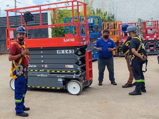 Operadores Setos com EPI completo e plataforma SkyJack SJ4740